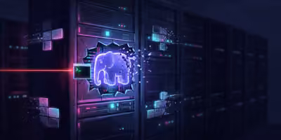 Server in una sala macchine colpito da un fascio di luce rossa, con l'elefante di PHP che si frantuma