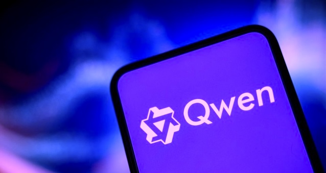 QwQ-32B modello AI compatto che sfida i giganti